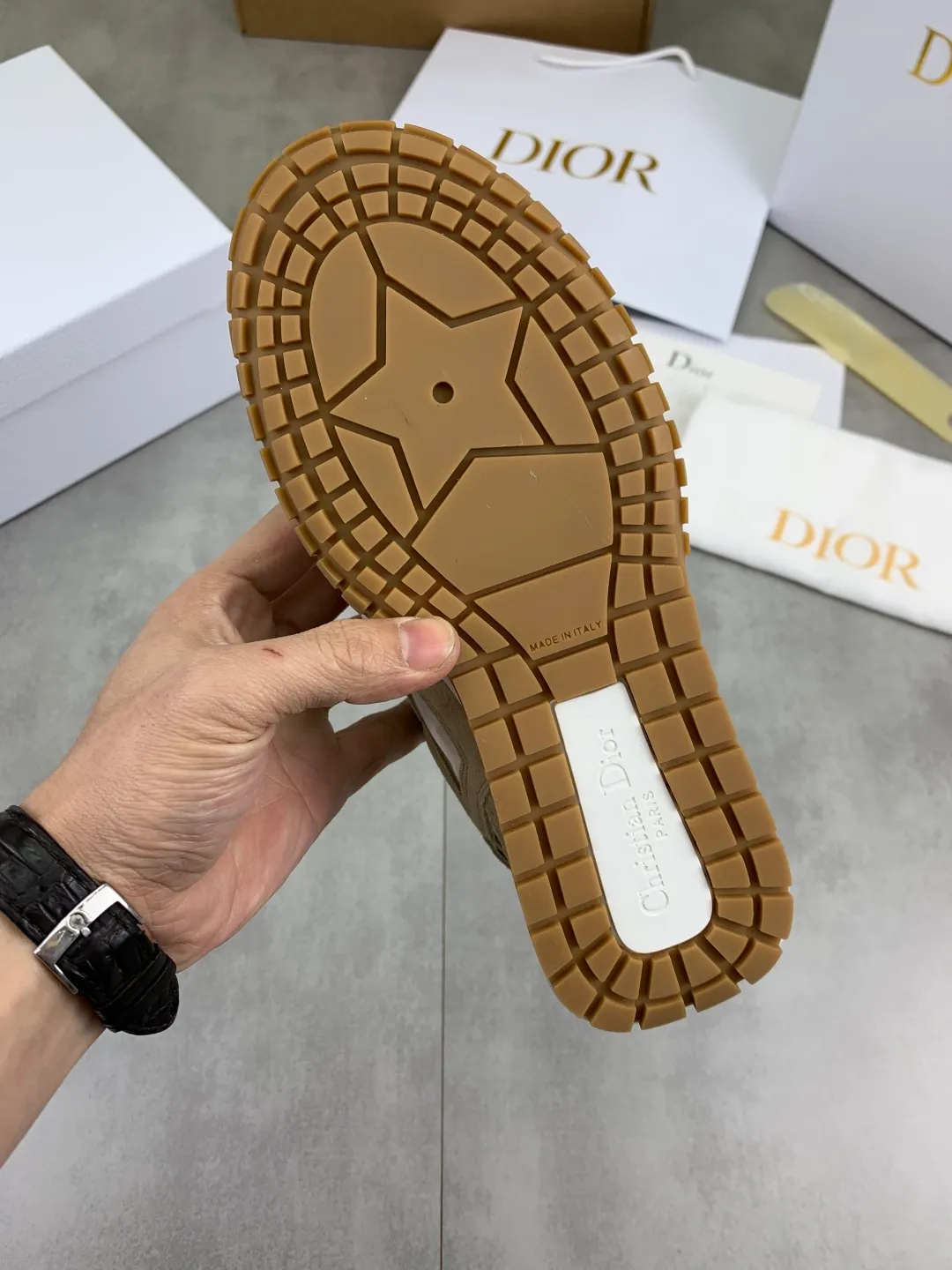 Men's men's shoes P560 new Dior Tech sneakers 2026 early spring series new products, with fashionable details, highlighting retro aesthetics. The light beige anti-suede cow leather upper is spliced ​​with apricot transparent mesh fabric on the side. The upper window edge is adhered with high-frequency flat ironing and back-pressure. It replicates the original craftsmanship, making it beautiful and comfortable without falling off. The interior is made of sheep lining of the same color and is soft and comfortable. The heel and tongue are embellished with the Paris logo. The textured TPU soles with the same color logo. The high-end version is exquisitely packaged with an airplane box, adding to the high-end style. Color: 4️⃣colors available Size: Female 35-41 Male 39-46